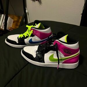 Jordan 1 Mid - White Black Cyber Pink